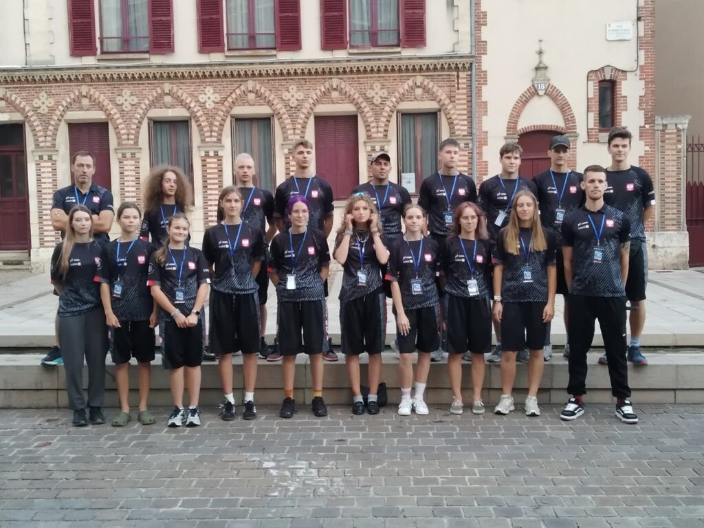 Poland skate cross team sponsor with coaching staff huddle