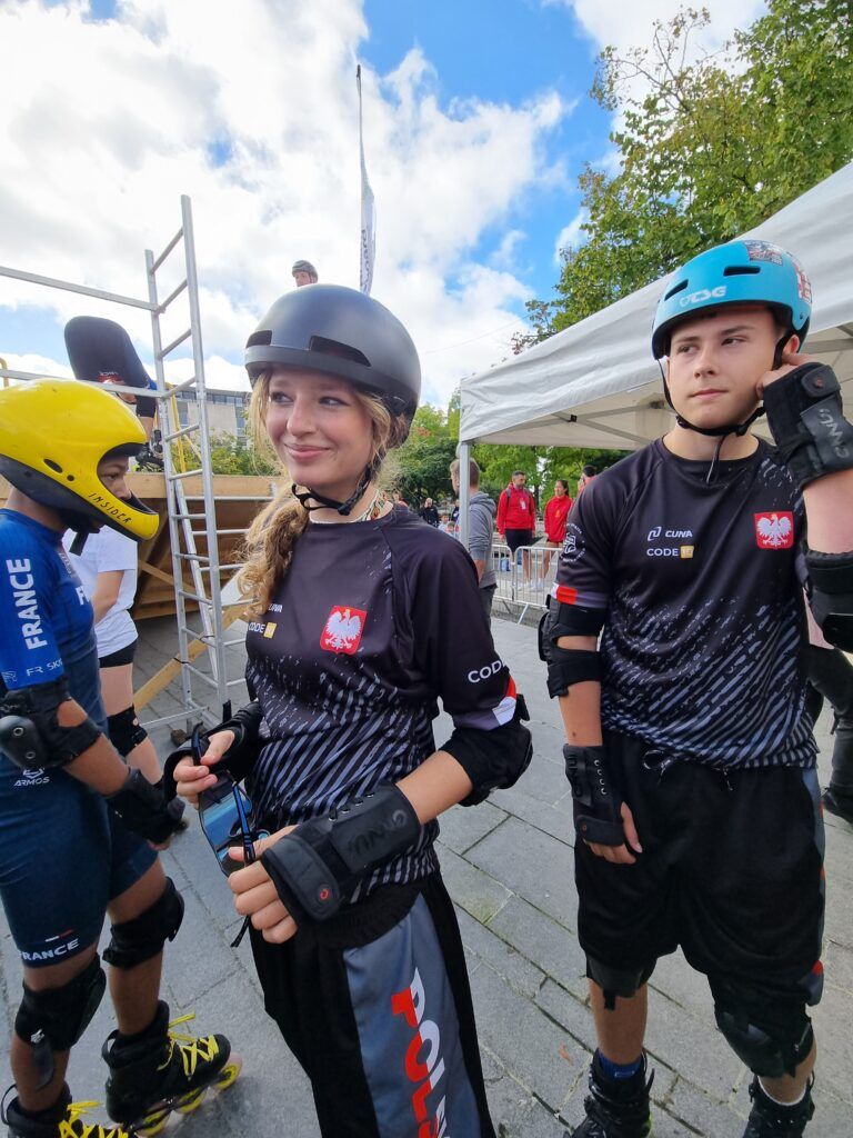 Poland skate cross team sponsor with junior athletes group photo