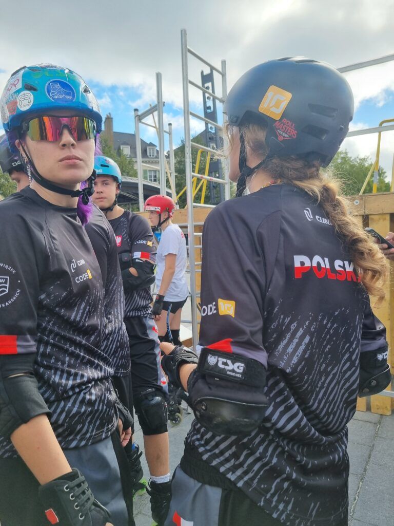 Poland skate cross team sponsor with junior athletes group photo