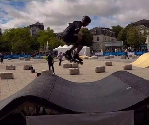 Poland skate cross team sponsor supporting athletes during race heat