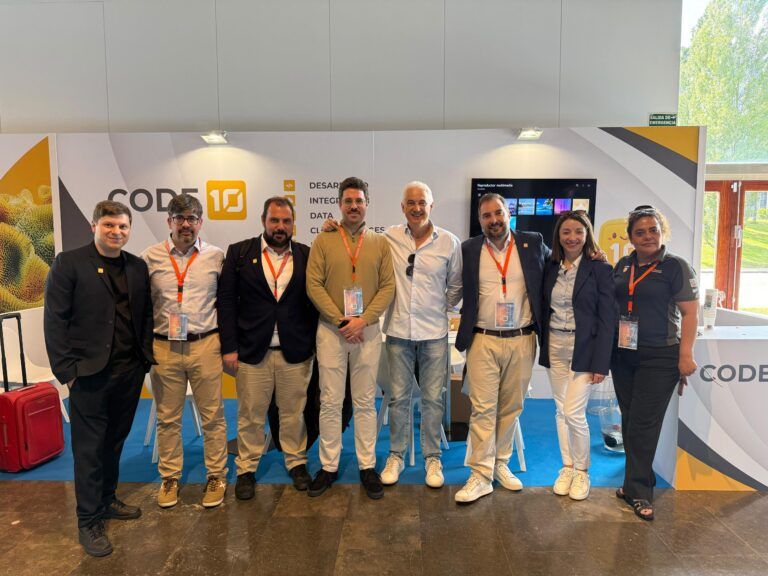 Seis miembros del equipo Code10 posan juntos frente a su stand en el Foro AUSAPE 2026