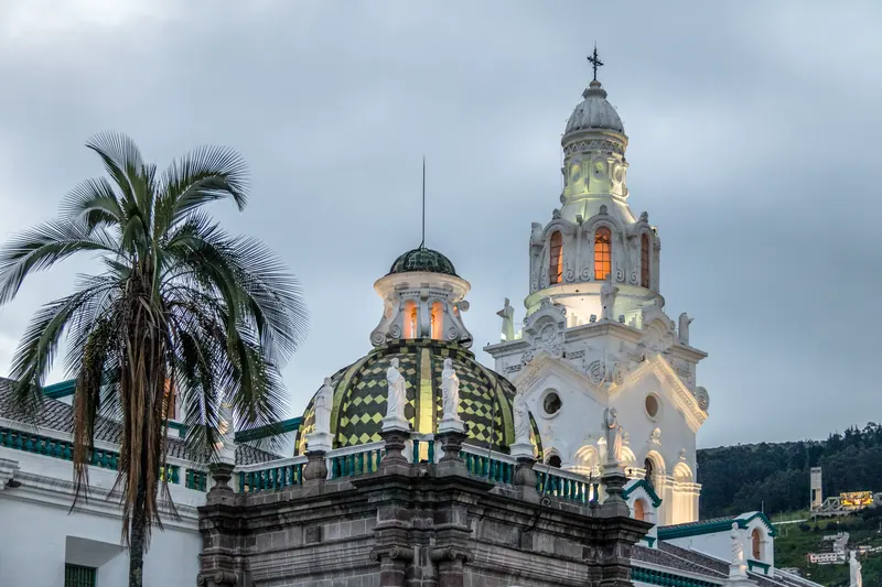 Cúpulas y campanario de la Catedral Metropolitana de Quito