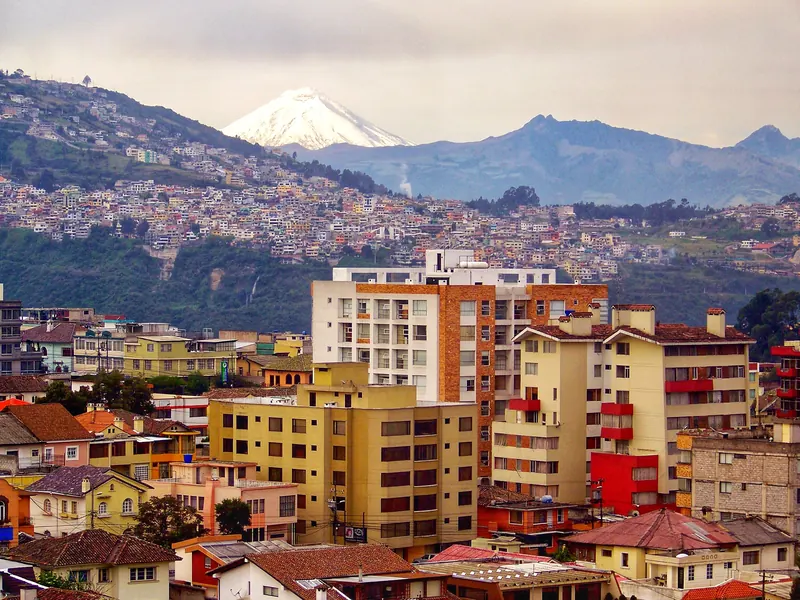 El perfil urbano de Quito con el volcán Cotopaxi, cubierto de nieve