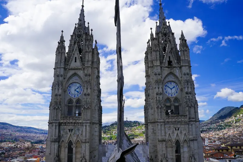 Las torres gemelas del reloj de la Basílica del Voto Nacional, en Quito