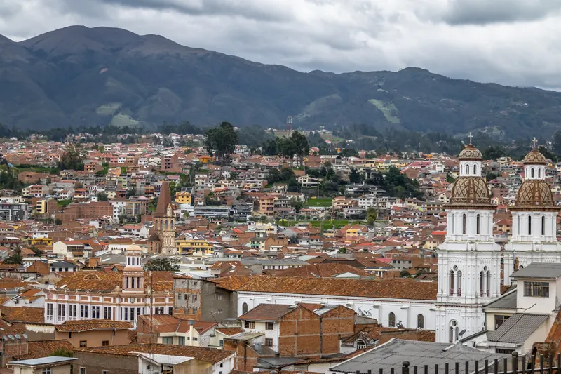 Vista aérea de Cuenca, Ecuador, con la iglesia de Santo Domingo