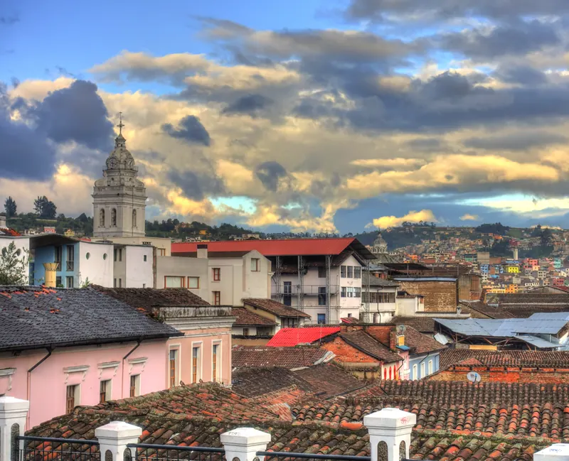 Tejados coloniales y torre de iglesia en Quito, Ecuador