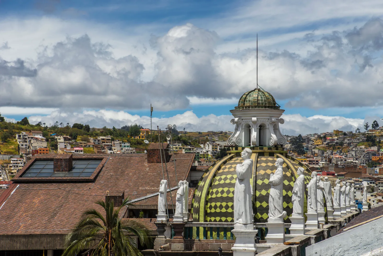 Techos y cúpula de una iglesia en el centro histórico de Quito, Ecuador