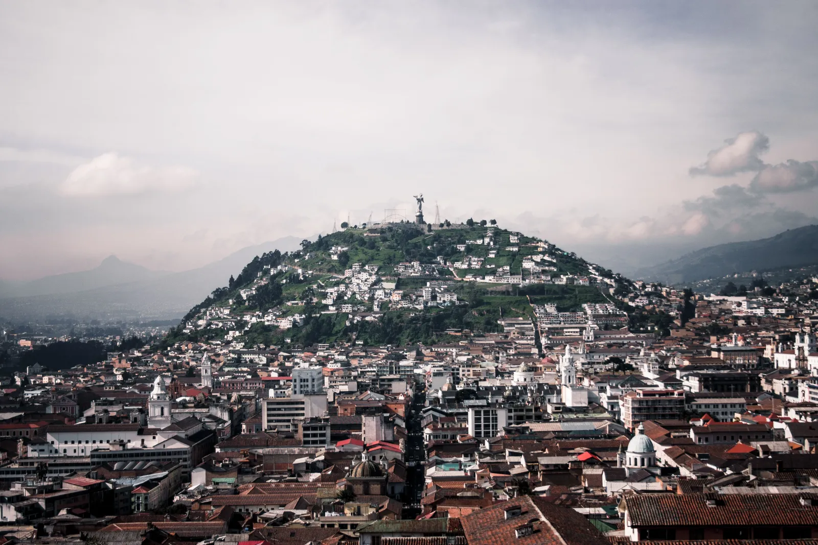 La colina de El Panecillo y la Virgen de Quito, que dominan la ciudad, Ecuador