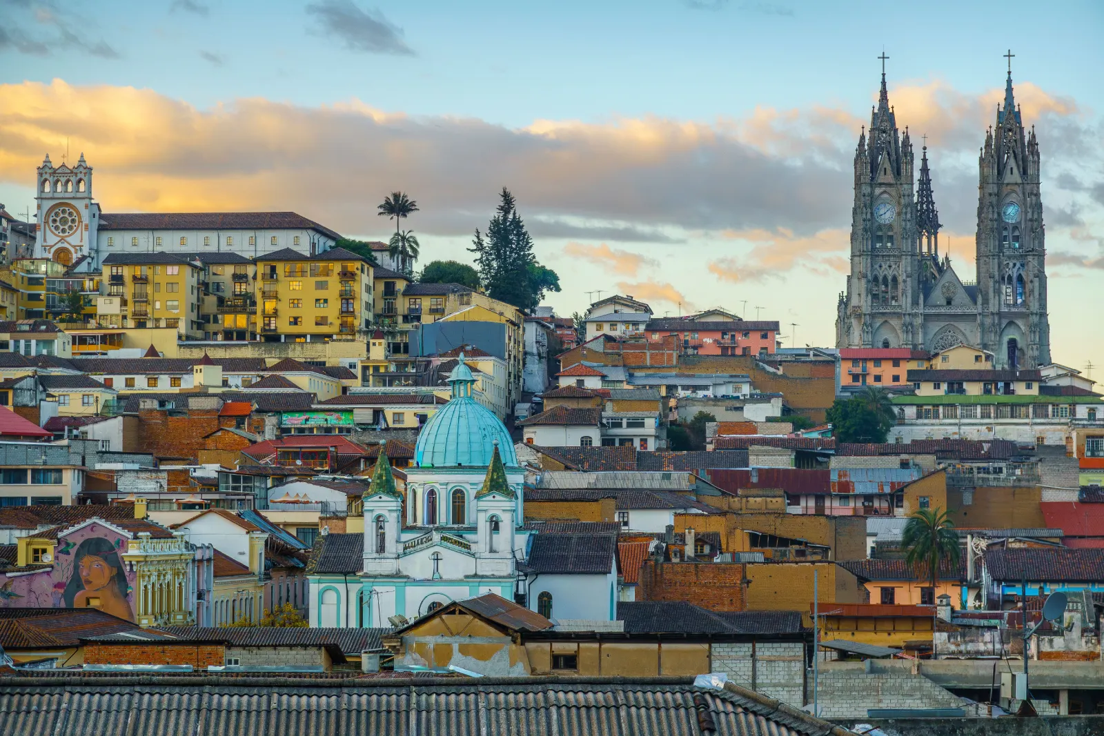 La Basílica del Voto Nacional, sobre el centro histórico de Quito, al atardecer