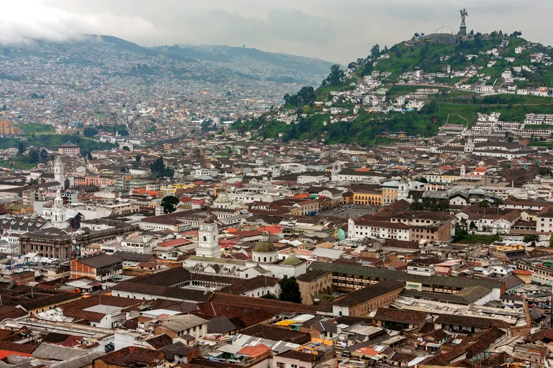 Vista panorámica de Quito (Ecuador), con el cerro El Panecillo