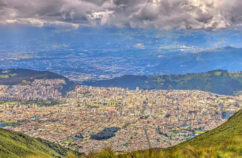 Vista aérea de Quito desde el volcán Pichincha