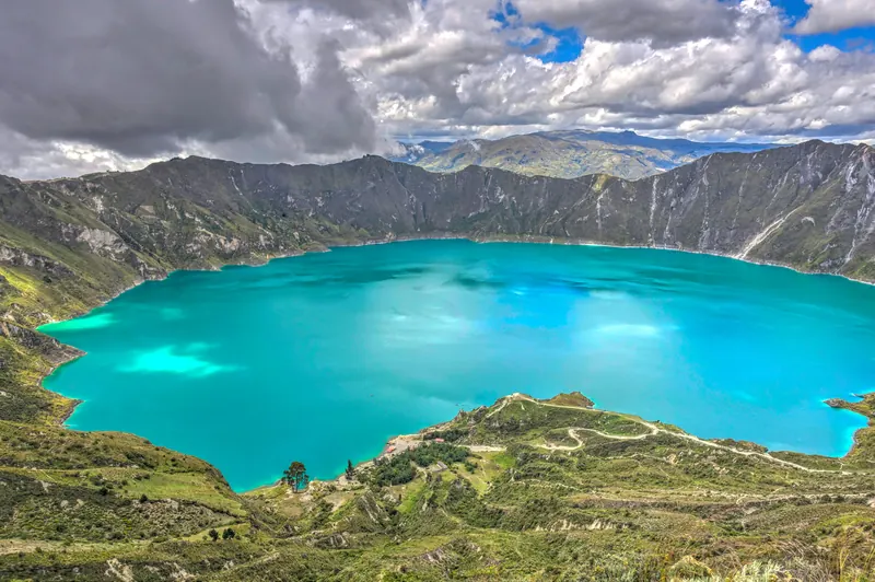 El lago del cráter de Quilotoa, en los Andes ecuatorianos