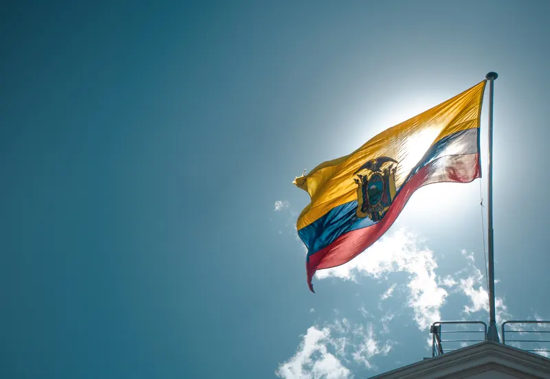 La bandera ecuatoriana ondeando contra un cielo azul