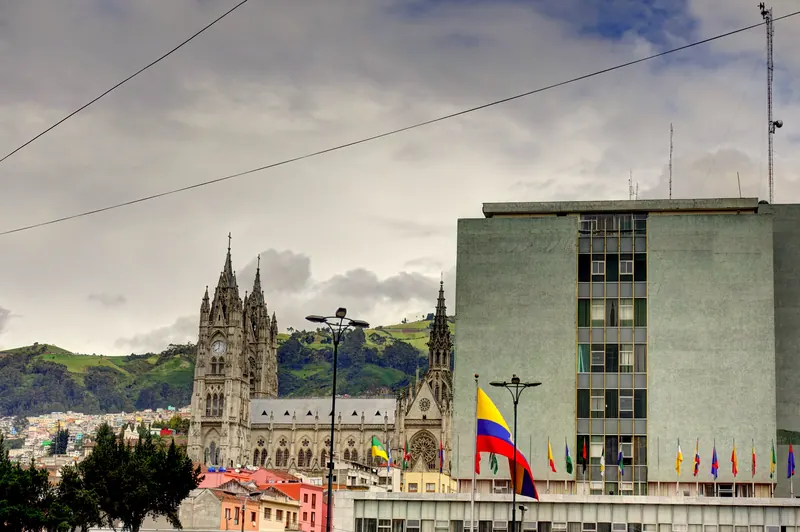 Basílica del Voto Nacional y bandera ecuatoriana en Quito