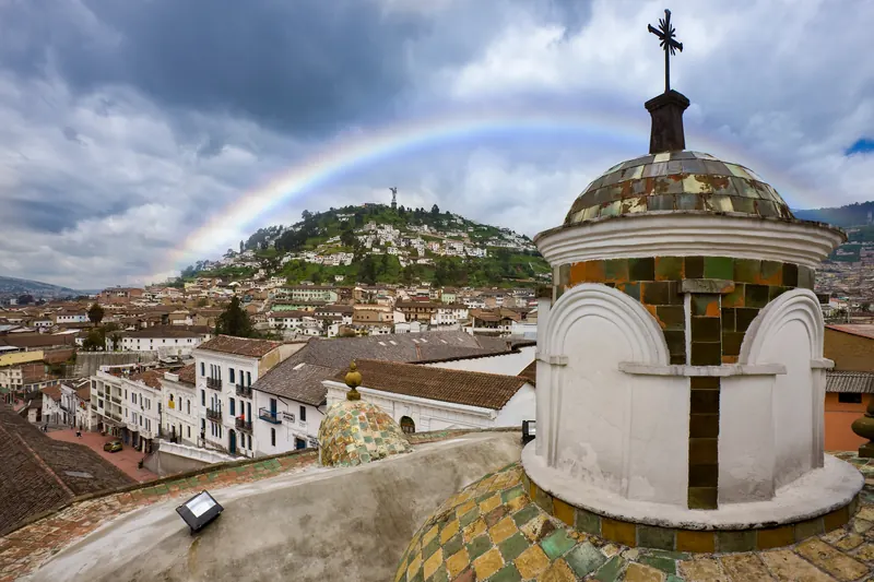 Arcoíris sobre Quito y El Panecillo visto desde la iglesia de Santo Domingo