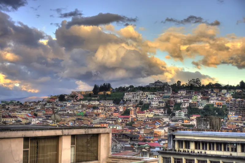 Los barrios de las laderas de Quito bajo unas nubes espectaculares