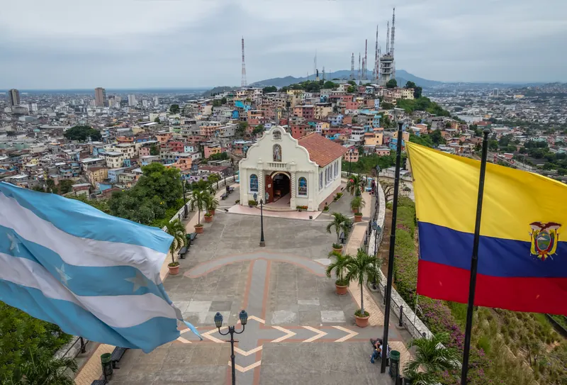 El Cerro Santa Ana en Guayaquil, con las banderas de Ecuador y Guayaquil
