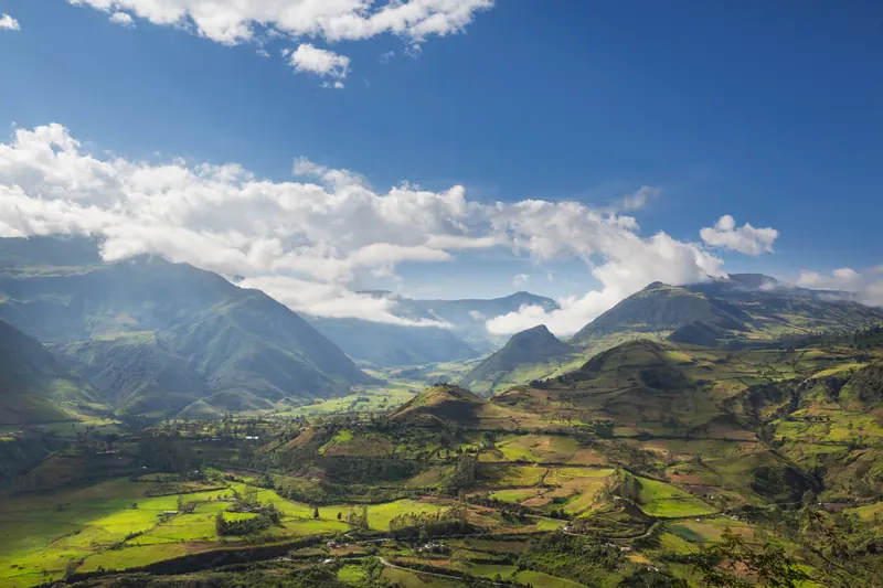 Valles rurales y tierras de cultivo en los Andes ecuatorianos