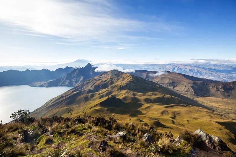 Cordillera andina y lago bajo un cielo azul en Ecuador