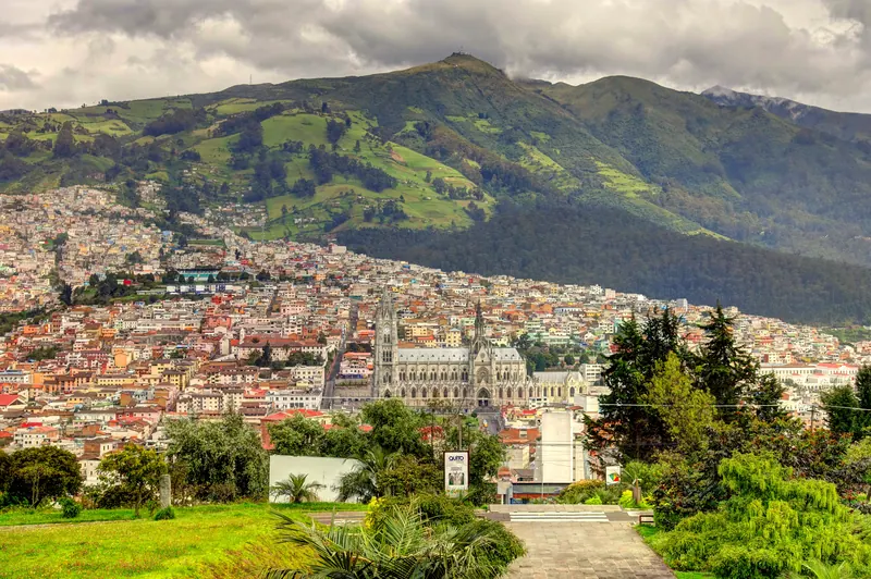 Paisaje urbano de Quito a los pies de la cordillera del Pichincha