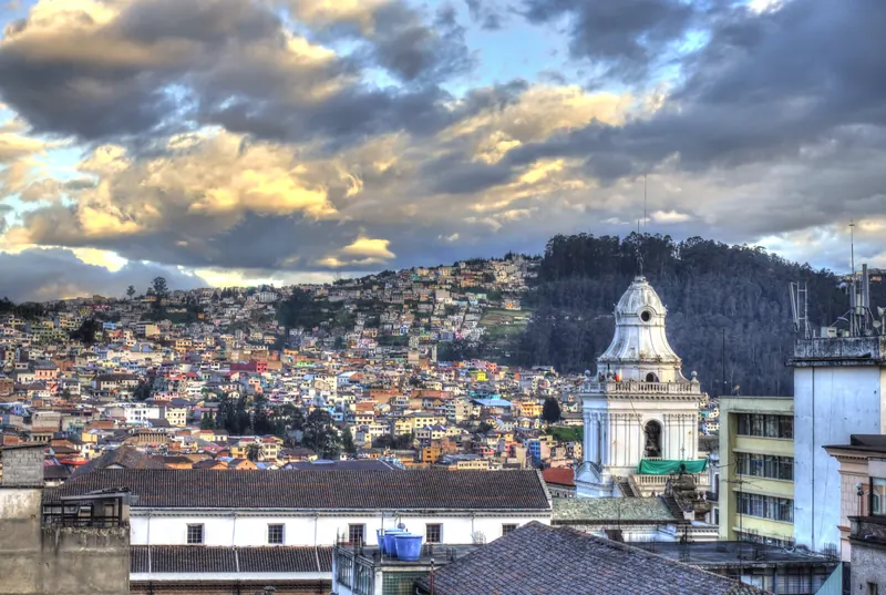 Los barrios de las laderas de Quito al atardecer