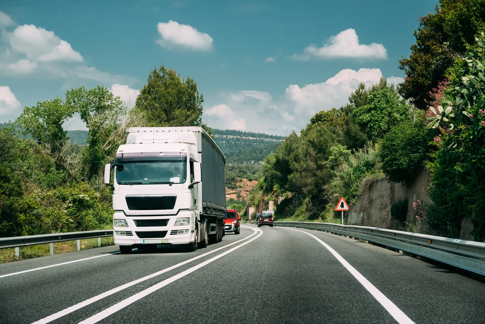 Camión que transporta mercancías por una carretera europea