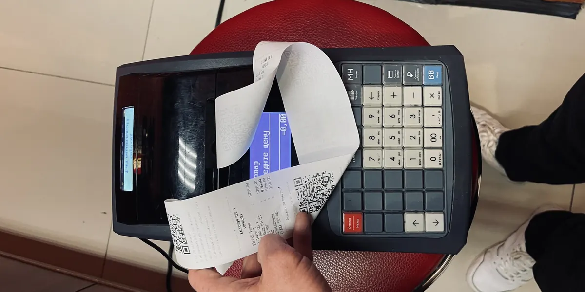 Dispositivo de punto de venta que imprime un recibo