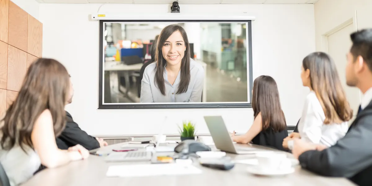 Reunión del equipo comercial con un cliente internacional por videoconferencia