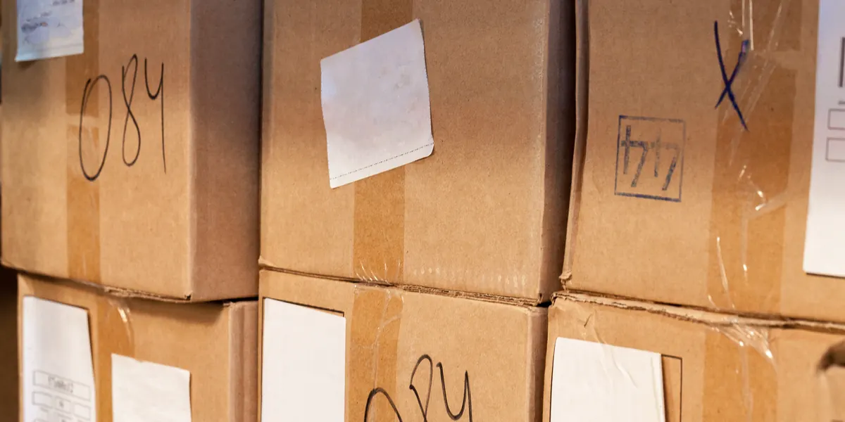 Cajas de cartón apiladas etiquetadas para envíos internacionales