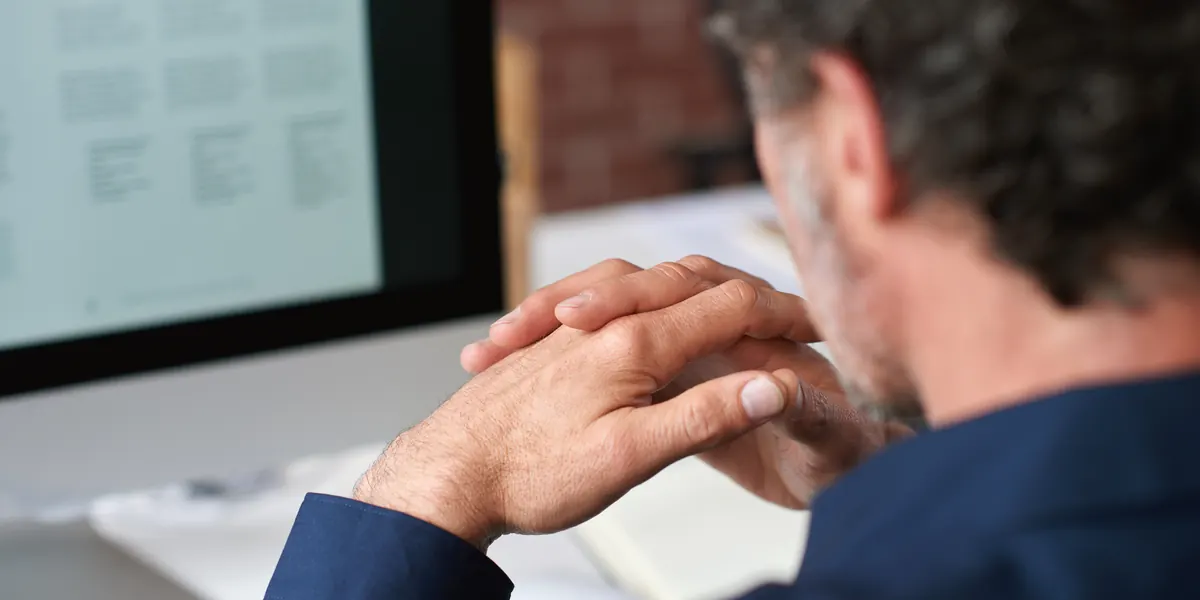 Un empresario analizando datos en un ordenador