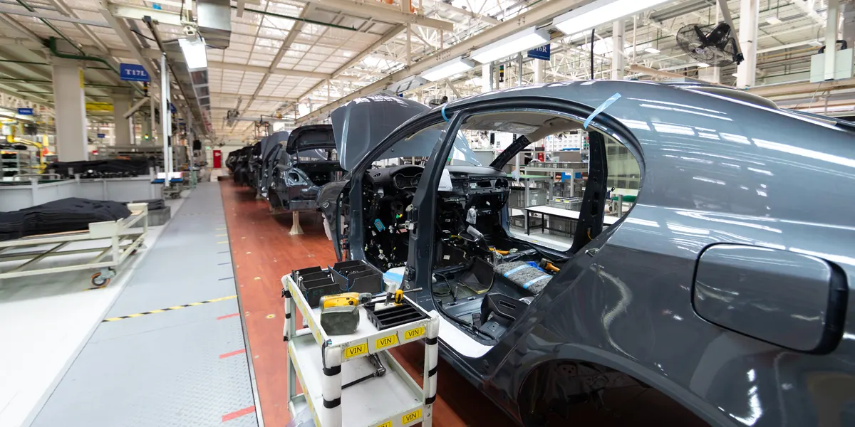 Línea de montaje de coches en una fábrica moderna
