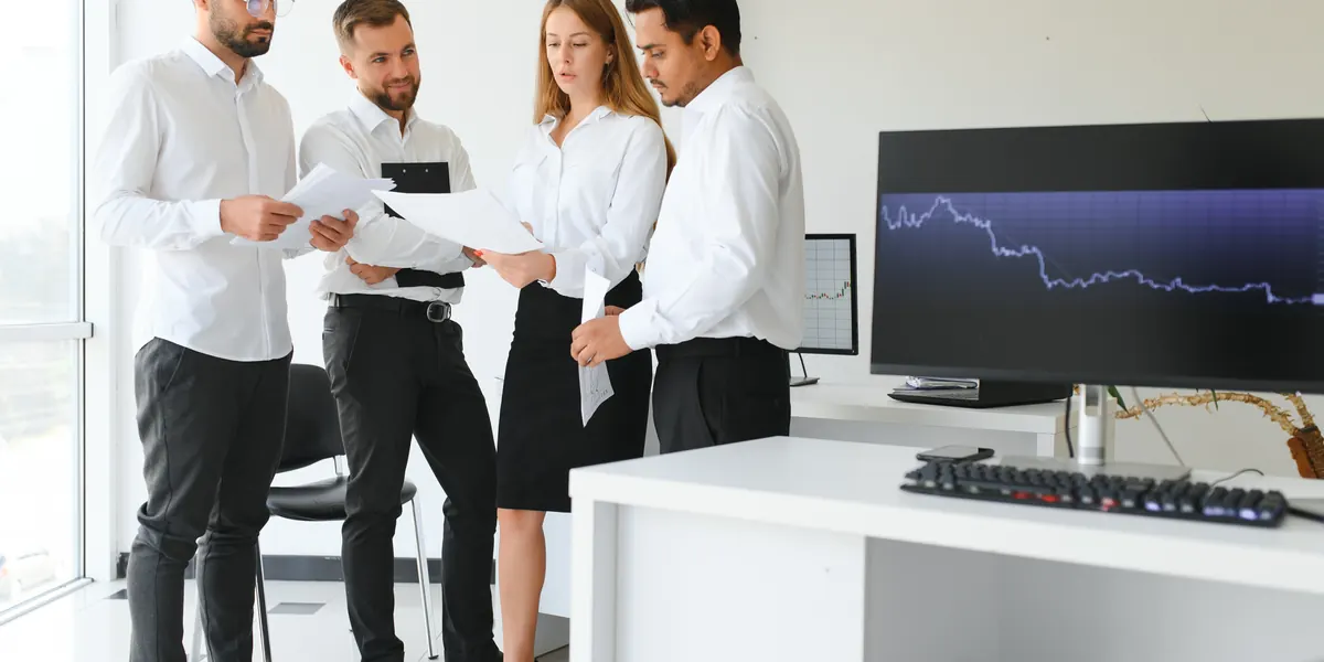 Un equipo de negocios analizando datos financieros en una oficina