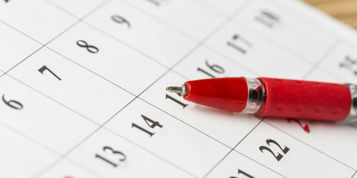 Un bolígrafo rojo marcando una fecha en un calendario