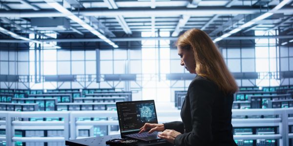 Ingeniero de centros de datos que trabaja con sistemas empresariales que representan la ejecución de la migración de SAP Integration Suite.
