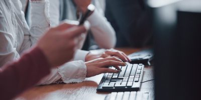 Professionals managing digital tax reporting, accounting data processing and compliance obligations in France.