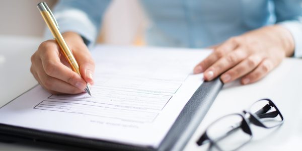 Persona que revisa y cumplimenta el documento que representa la evaluación de la migración para SAP Integration Suite