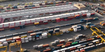 concepto-de-envio-de-contenedores-y-ferrocarriles