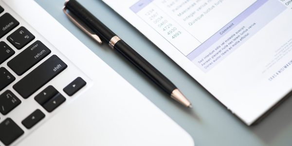 Profesionales de empresa revisando documentos que representan la propuesta de migración para SAP Integration Suite