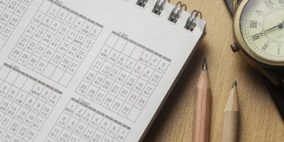 Calendar and clock representing regulatory deadlines, reporting schedules and compliance obligations in France.