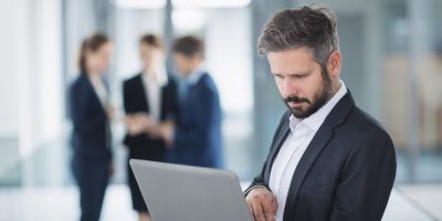 hombre-de-negocios-utilizar-la-computadora-portatil