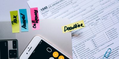 Formulario fiscal con calculadora y notas sobre plazos que representan el cumplimiento y los plazos de presentación de la facturación electrónica KSeF en Polonia