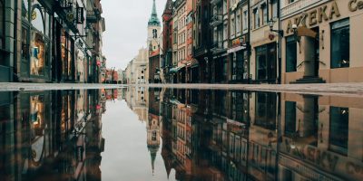 Calle histórica de una ciudad polaca que representa la normativa sobre facturación electrónica y cumplimiento de KSeF en Polonia