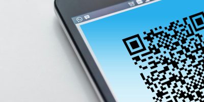 El código QR en el smartphone representa la facturación electrónica y el cumplimiento fiscal digital de KSeF en Polonia
