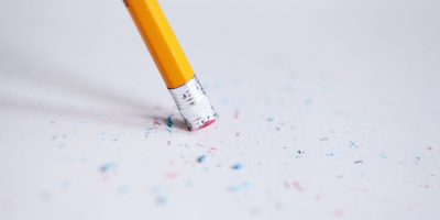 Pencil erasing mistakes representing correction of errors in electronic invoicing under Ley Crea y Crece