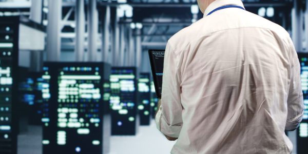 Ingeniero de ejecución en el centro de datos que representa la fase de puesta en marcha e hipercuidado de la migración de SAP Integration Suite.