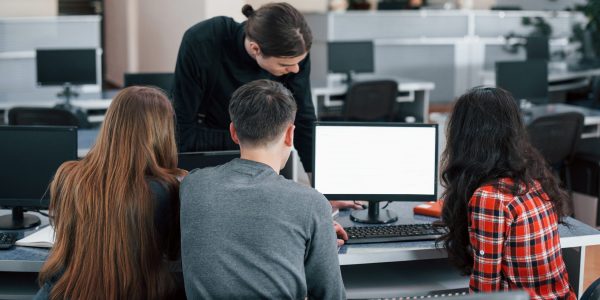 Sesión de formación en equipo con profesionales que aprenden SAP Integration Suite tras la migración